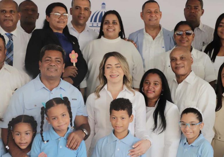Gloria Reyes encabeza inicio del año escolar en el Distrito 15-01