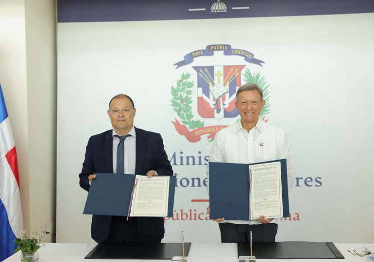 Gobierno dominicano firma acuerdo para establecer en el país la oficina regional del CLAD