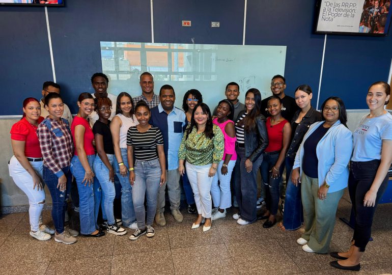 Estratega Mabel Alcalá imparte charla a estudiantes de la O&M sobre RR.PP y televisión