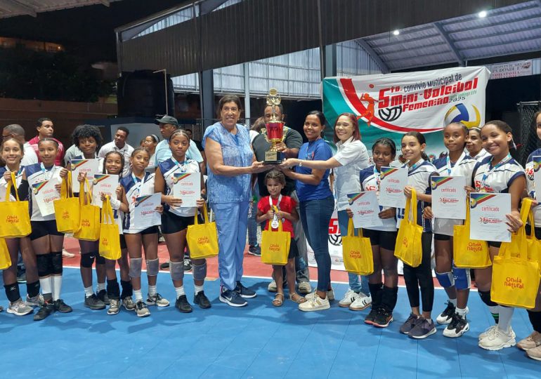 Villa Carmen se corona campeón del Quinto Convivio Municipal de Mini Voleibol Femenino Santo Domingo Este 2025