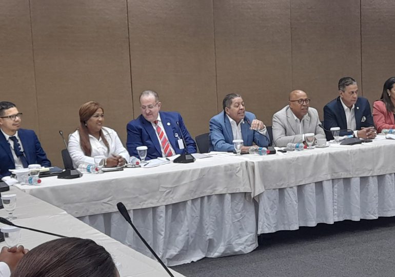 Ministro de Hacienda explica alcance del proyecto de Presupuesto Complementario a diputados