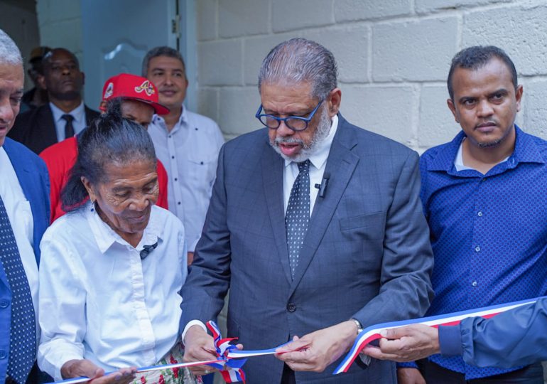 Modesto Guzmán entrega vivienda reconstruida y amueblada a señora en Boca Chica