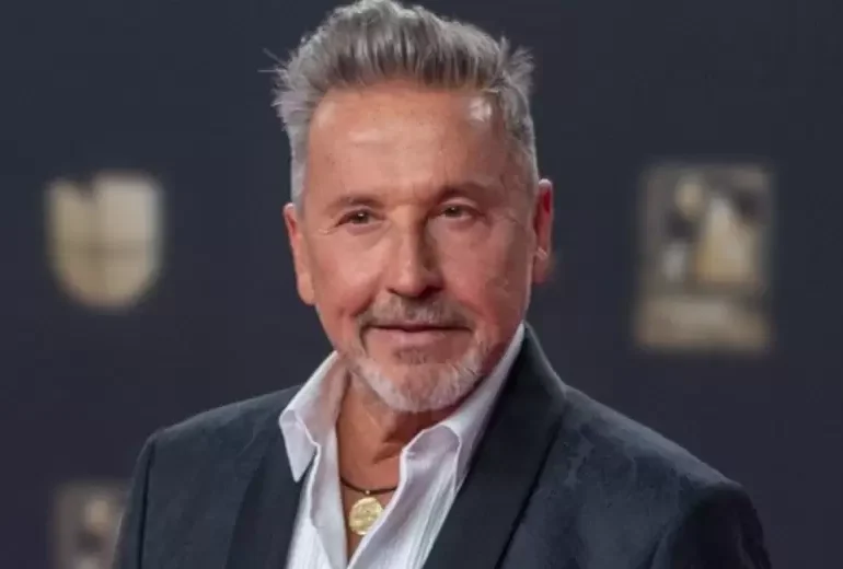 Ricardo Montaner se queja y pide ‘socorro’ al presidente Abinader tras apagones en Samaná