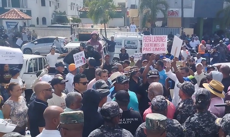 Ciudadanos de Bonao protestan contra Edenorte por constantes apagones