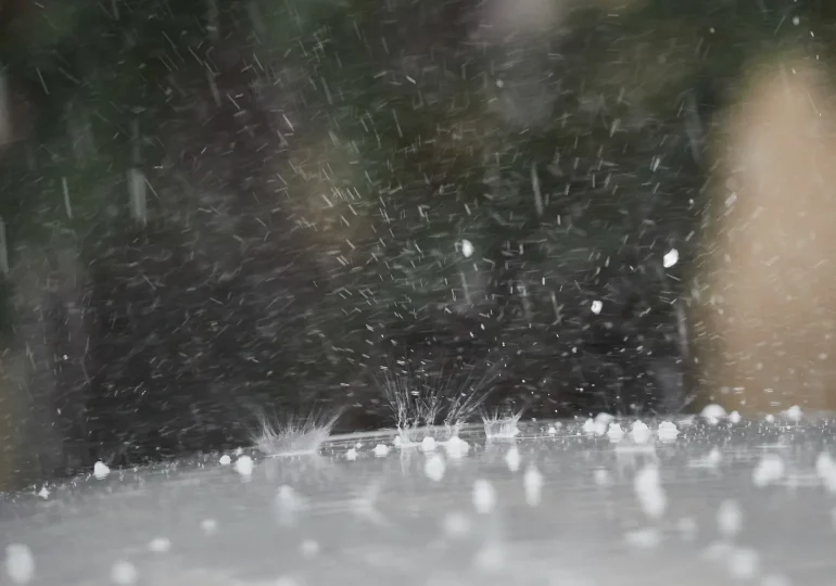 Granizada sorprende a residentes de Santo Domingo Norte por efectos de vaguada y nube sahariana