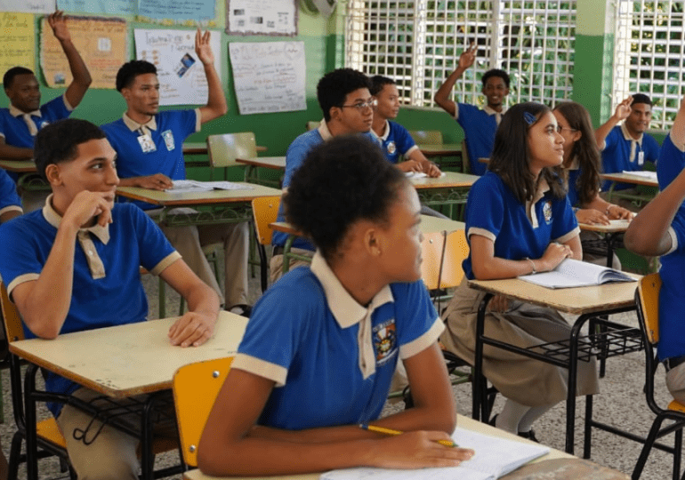 Estudio compara impacto de construcción de aulas en gobiernos de 1996 a 2025