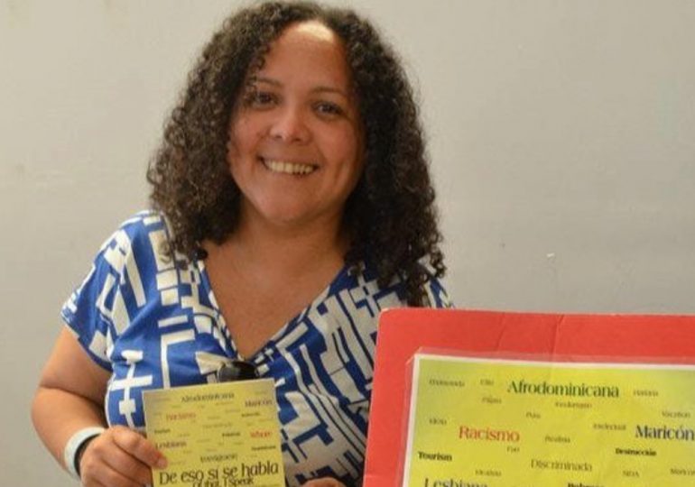 Autora del “Himno Nacional Lésbico” defiende su obra y pide disculpas públicas