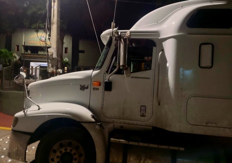 Video: Detenidos dos ciudadanos que escondían a un extranjero indocumentado en una patana en San Juan de la Maguana