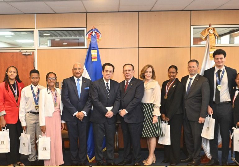 Valdez Albizu recibió la visita de su excelencia, embajador Tony Raful y estudiantes meritorios de origen dominicano en España