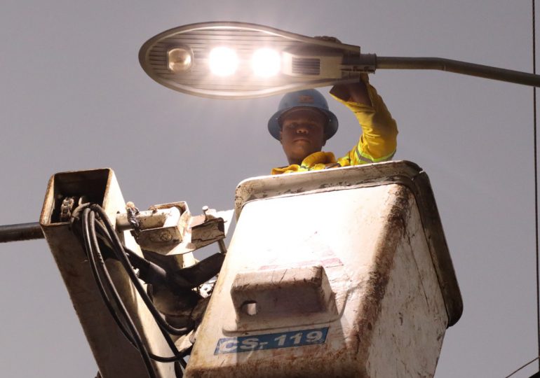 En primer semestre 2025, Edeeste puso en funcionamiento más de 15 mil luminarias