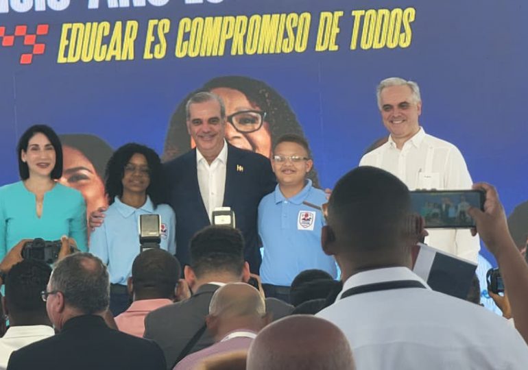 Abinader promete completar en los próximos días entrega de kits escolares al 100% de estudiantes