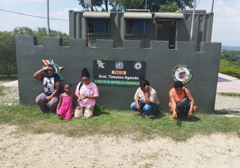 Video: Ejército detiene a indocumentados detectados con drones en una zona boscosa de El Carrizal en Elías Piña