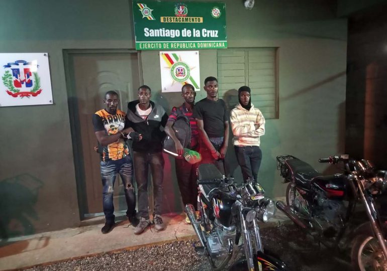 Interceptan motocicletas con haitianos indocumentados en Dajabón