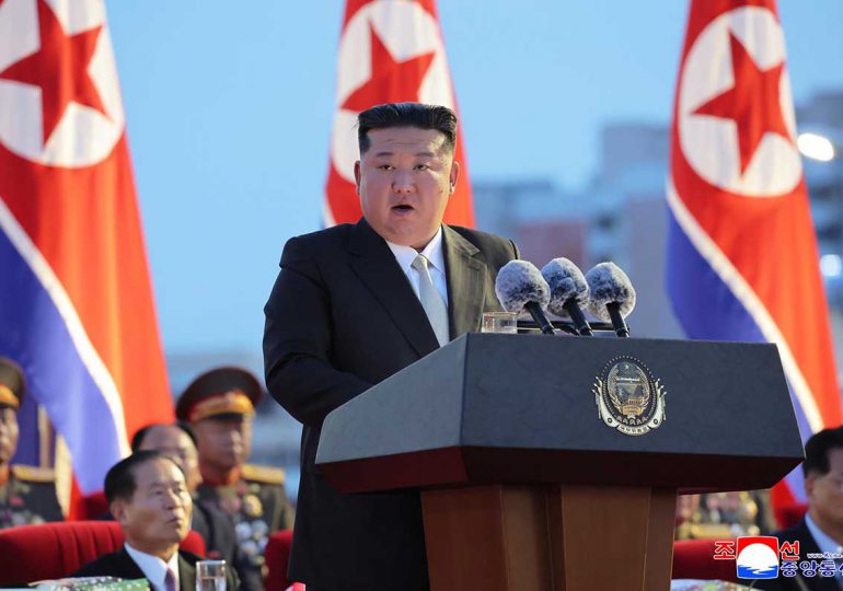 Kim Jong-un supervisa el lanzamiento de prueba de dos nuevos misiles de defensa aérea