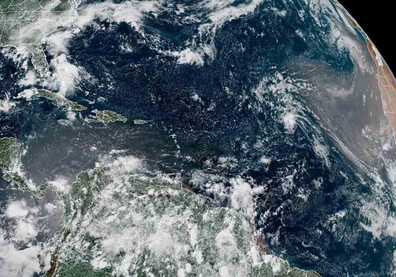 La tormenta Erin surge en el Atlántico frente a las islas de Cabo Verde