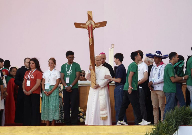 León XIV llega en helicóptero a multitudinario Jubileo de Jóvenes y desfila en papamóvil