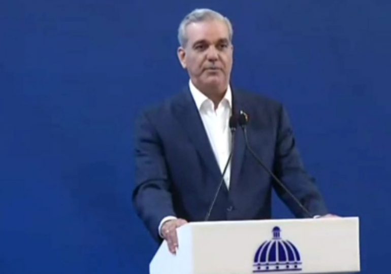 Video | Luis Abinader enrostra a Danilo Medina las obras que ha hecho en San Juan