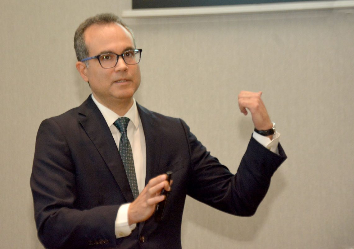 Economista Miguel Collado: “Mientras la electricidad esté en manos de políticos, no habrá solución”