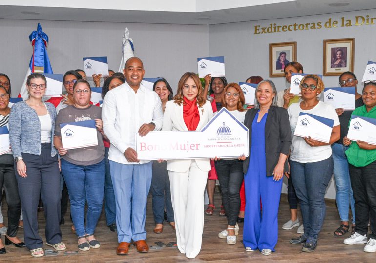 Ministerio de la Mujer entrega RD$ 10,097,500.00 millones de pesos en Bono Mujer a 41 beneficiarias