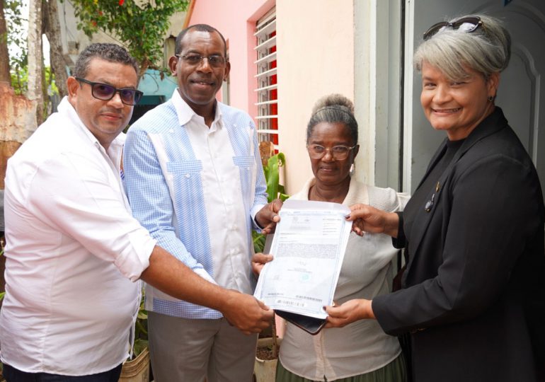 Programa “Títulos en Casa” impacta a familias de San Pedro de Macorís