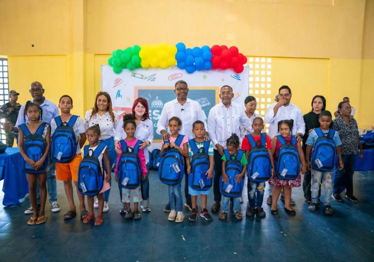 Propeep distribuye útiles escolares para apoyar estudiantes de diferentes zonas vulnerables del país