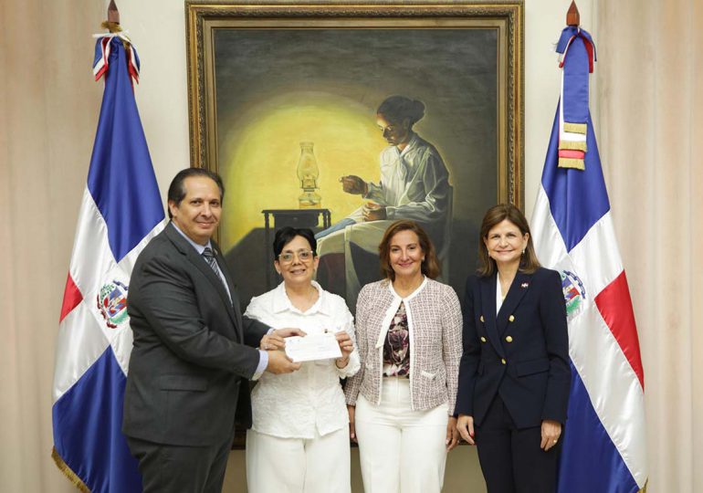 Video | Raquel Peña y Víctor Atallah entregan fondos para intervenciones quirúrgicas de niños con cardiopatías congénitas