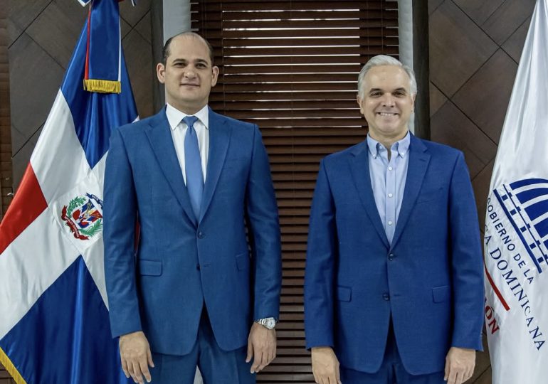 Luis Miguel De Camps juramenta a Rafael Adolfo Pérez De León como nuevo director ejecutivo del INABIE