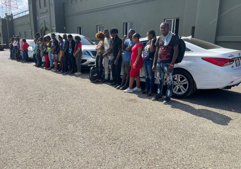 Video: Militares interceptan red de tráfico de personas y detienen a 29 haitianos en Montecristi
