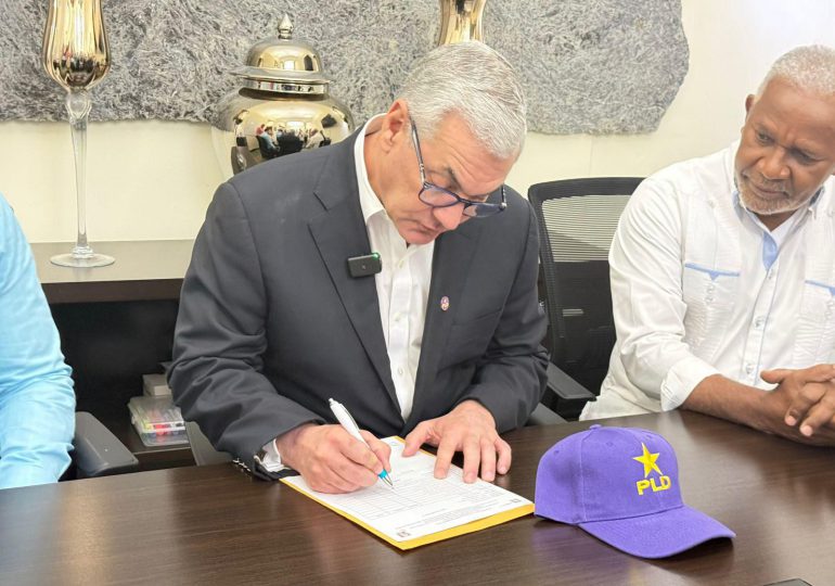 Gonzalo Castillo firma acta de validación de su membresía en el PLD