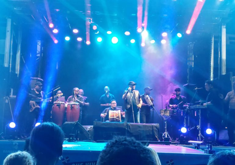 Video | Moradores de Cristo Rey disfrutan gratuitamente de tres artistas en una noche