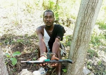 Ejército detiene haitiano con una escopeta de fabricación casera en zona fronteriza de Elías Piña