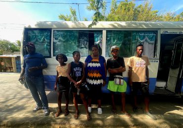 Ejército intercepta minibús en el que viajaban 6 haitianos indocumentados en Montecristi
