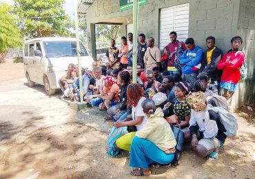 En una zona boscosa de San Juan el Ejército detiene a 42 haitianos en condición migratoria irregular