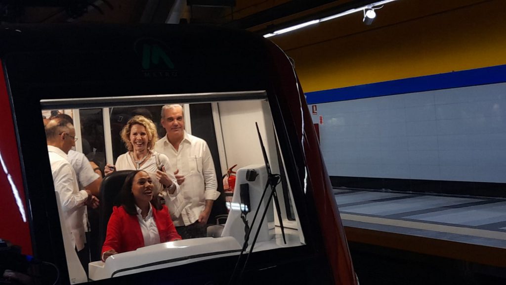 El presidente de la República, Luis Abinader dejó este domingo en funcionamiento trenes de seis nuevos y modernos vagones de la L1 del Metro de Santo Domingo, duplicando la capacidad actual de transporte, que hasta ahora era de tres vagones, para responder a la creciente demanda de usuarios.