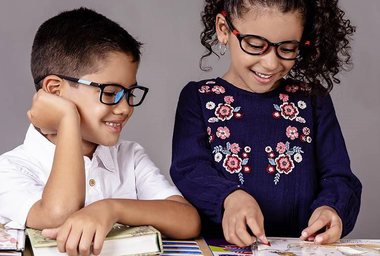 Preparar la mochila escolar también incluye proteger la vista