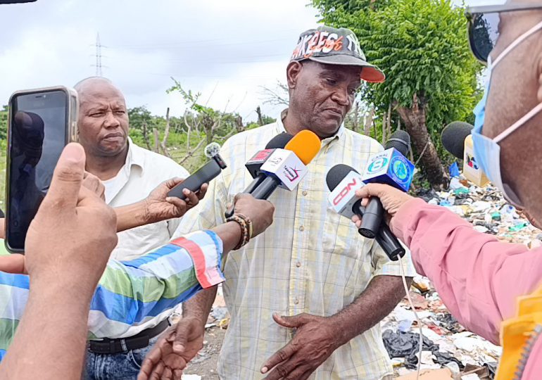 Acusan a compañía de cerrar vía acceso para que camiones no viertan desechos en vertedero Ingenio Nuevo