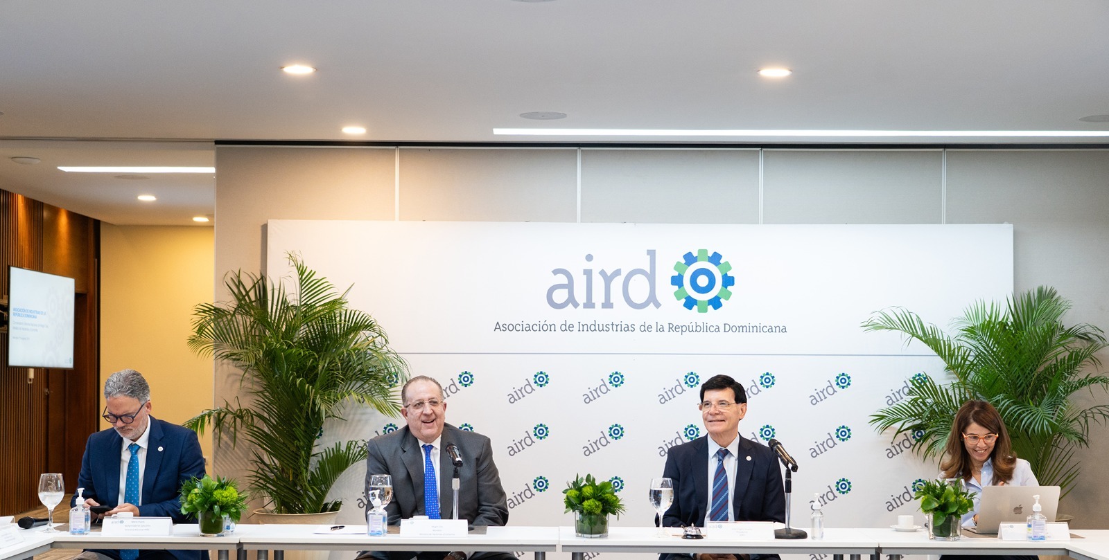 Ministro de Hacienda y Economía dialoga con la AIRD sobre competitividad industrial