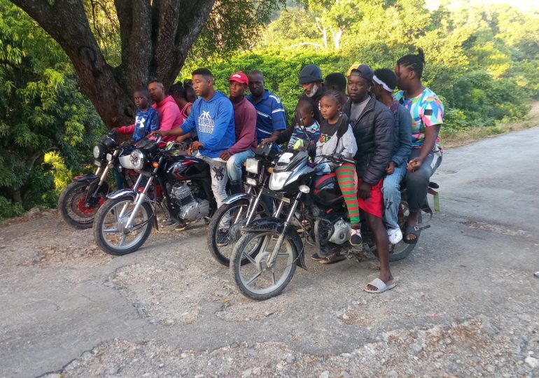 Detienen a cinco hombres cuando transportaban a 13 haitianos indocumentados en en San Juan