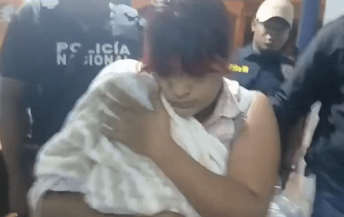 Trasladada con bebé en brazos, Clara Inés Sánchez es arrestada por asesinato de taxista en Moca