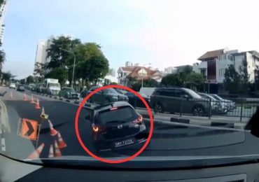 Socavón en Singapur se traga un carro en plena vía