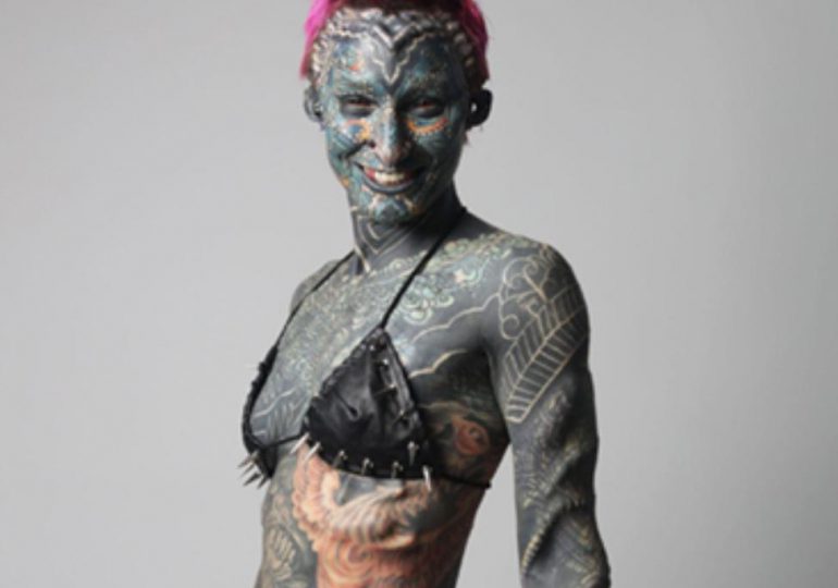 Neska Fuerzina rompe récord Guinness como la mujer más tatuada del mundo: el 99.98% de su cuerpo está cubierto