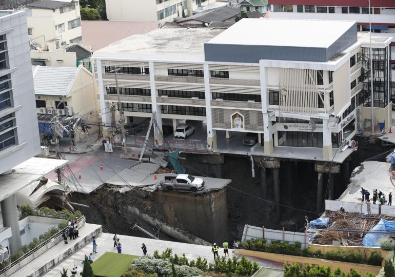 Video: Un gran socavón frente a un hospital de Tailandia obliga a evacuar a los pacientes