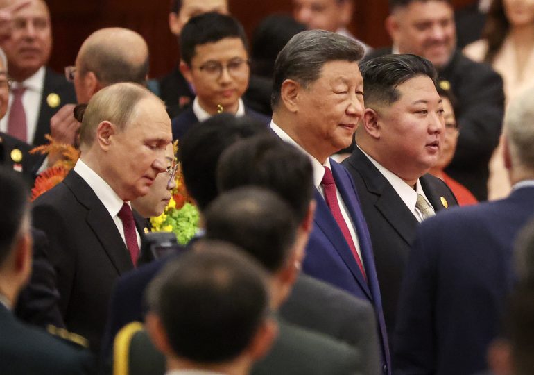 Kim Jong-un recibe un respaldo de lujo en su debut multilateral junto a Xi y Putin