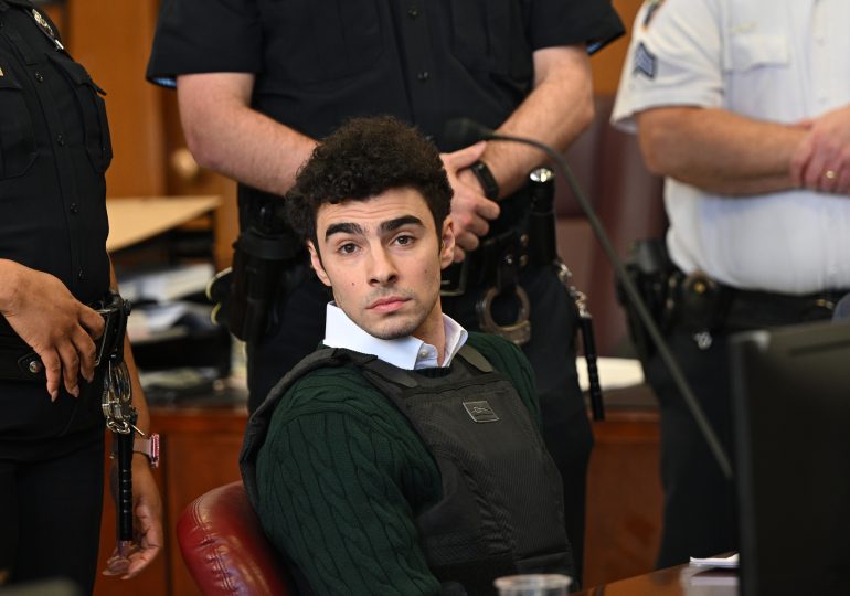 Los abogados de Mangione niegan que esté vinculado a "grupos extremistas de izquierda"