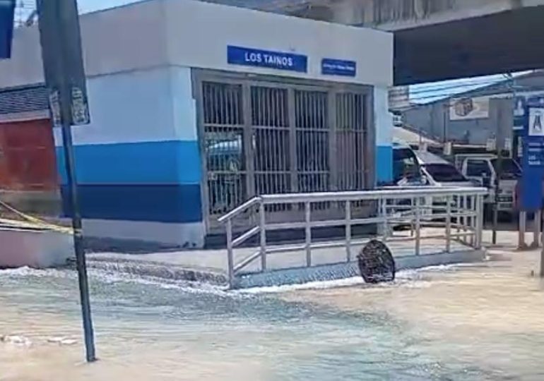 Brigadas de la CAASD trabajan en reparación de avería en la Máximo Gómez con Ovando