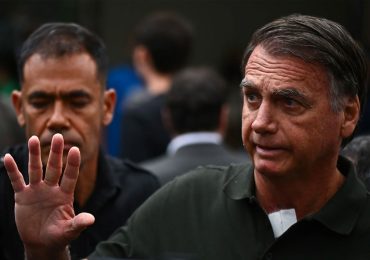 Bolsonaro sufre una nueva "crisis de hipo y vómitos", según su hijo
