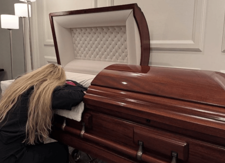 La viuda de Charlie Kirk se despide sobre su féretro