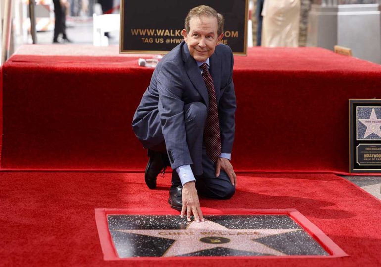 Chris Wallace recibe una estrella en Hollywood junto a la de su padre, Mike Wallace