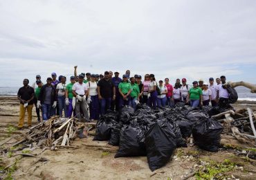 Colaboradores de OMSA recolectan más de 800 libras de basura durante jornada de limpieza de playa