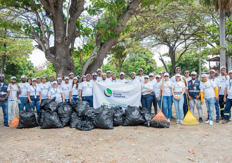 Colaboradores de Punta Catalina retiran desechos sólidos en playa Los Almendros